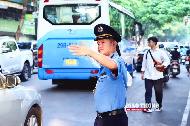 Sáng ngày khai giảng, CSGT xử nghiêm vi phạm giao thông - Ảnh 6.