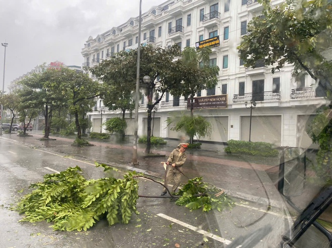 Ấm lòng những hình ảnh trách nhiệm trên đường ngày bão YAGI đổ bộ- Ảnh 10.