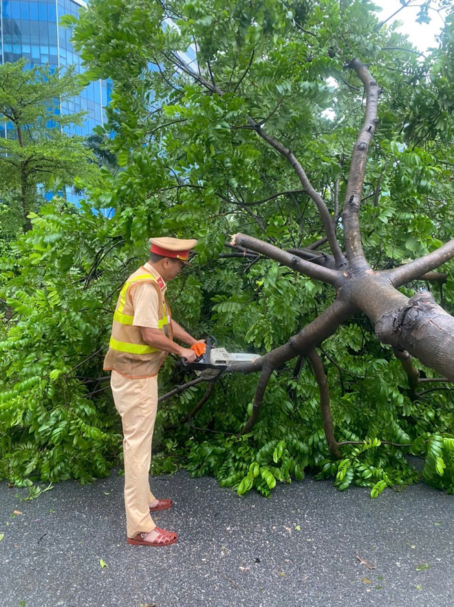 Ấm lòng những hình ảnh trách nhiệm trên đường ngày bão YAGI đổ bộ- Ảnh 9.