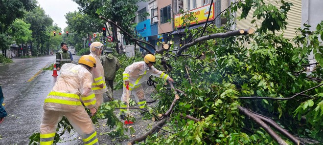 Ấm lòng những hình ảnh trách nhiệm trên đường ngày bão YAGI đổ bộ- Ảnh 7.