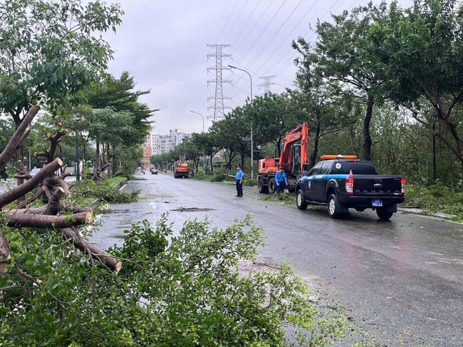 Hà Nội khắc phục đảm bảo giao thông sau bão Yagi- Ảnh 10.