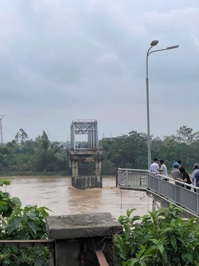 Ngành chức năng tỉnh Phú Thọ đang khẩn trương khắc phục sụ cố sập cầu Phong Châu - Ảnh 1.