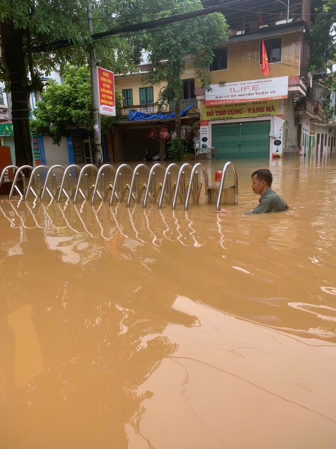 Đường sắt qua Yên Bái ngập sâu, tạm dừng chạy tàu Hà Nội – Lào Cai- Ảnh 4.