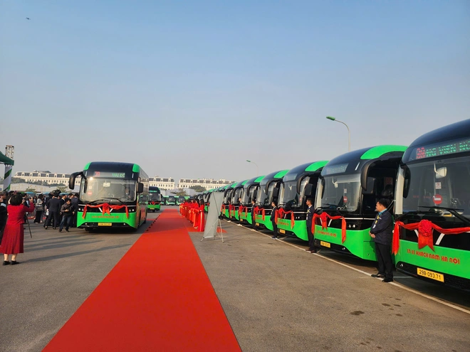 Hà Nội: Khai trương xe tuyến buýt điện đầu tiên chạy nhiều lộ trình phục vụ người dân - Ảnh 1.