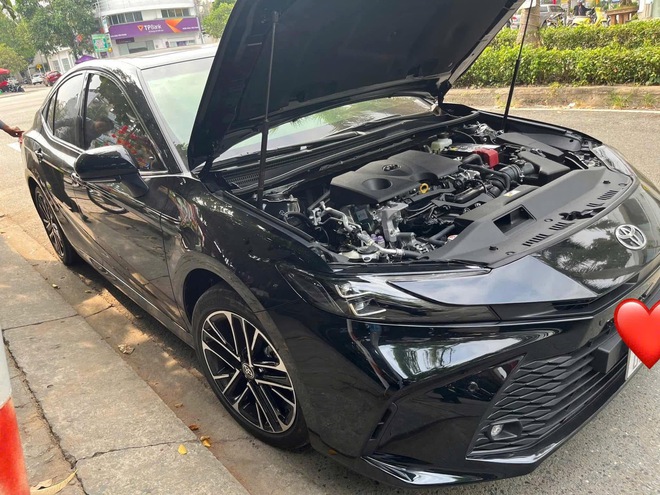 Chạy hơn 200 km, Toyota Camry 2025 đầu tiên bán lại giá khó tin- Ảnh 1.