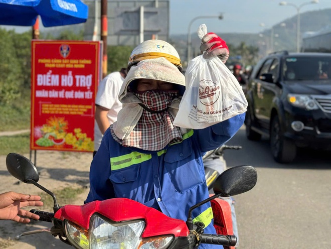 CSGT Đà Nẵng xuyên ngày, đêm hỗ trợ suất ăn, nước uống cho người dân về quê đón Tết- Ảnh 3.