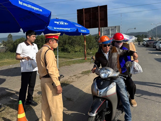 CSGT Đà Nẵng xuyên ngày, đêm hỗ trợ suất ăn, nước uống cho người dân về quê đón Tết- Ảnh 6.