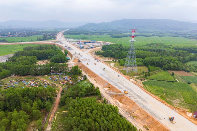 Cận cảnh thi công cao tốc Quảng Ngãi - Hoài Nhơn những ngày cận Tết Nguyên đán - Ảnh 3.