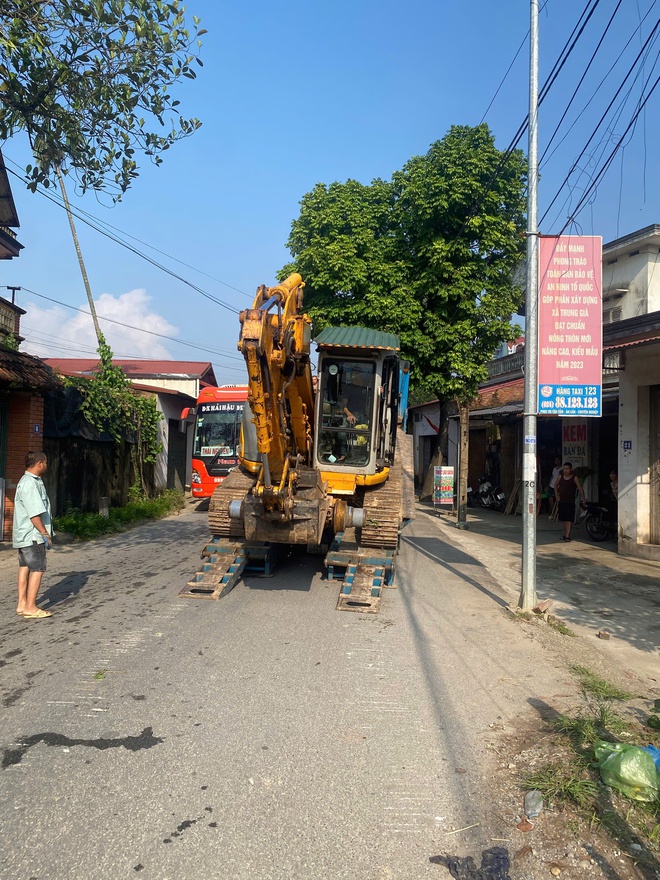 Video: Tuyến đường sắt Đông Anh – Quán Triều vẫn bị cô lập, nước chảy xiết cuốn trôi nền đường ray - Ảnh 1.