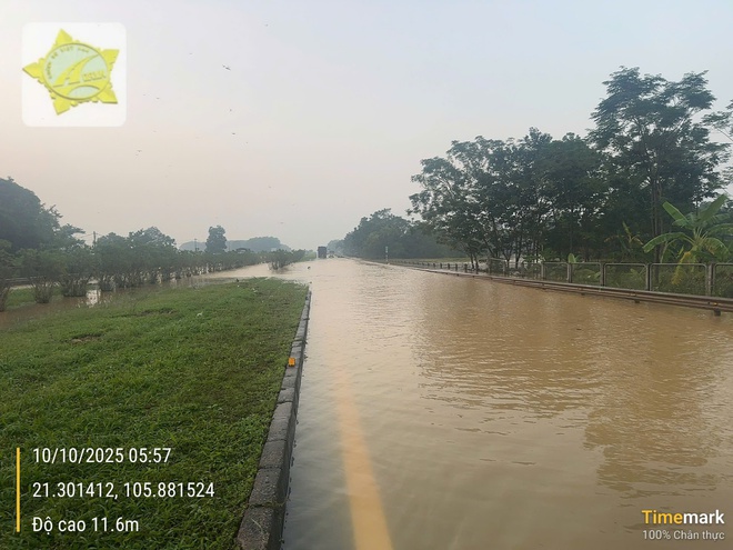 Cao tốc Hà Nội - Thái Nguyên đang bị ngập nước - Ảnh 7.