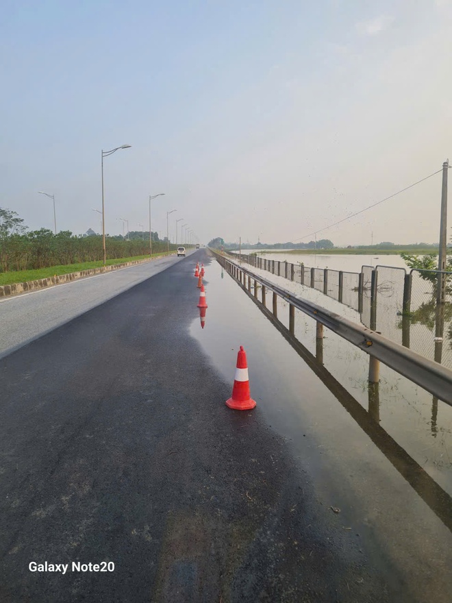 Nước trên cao tốc Hà Nội - Thái Nguyên đang rút - Ảnh 2.