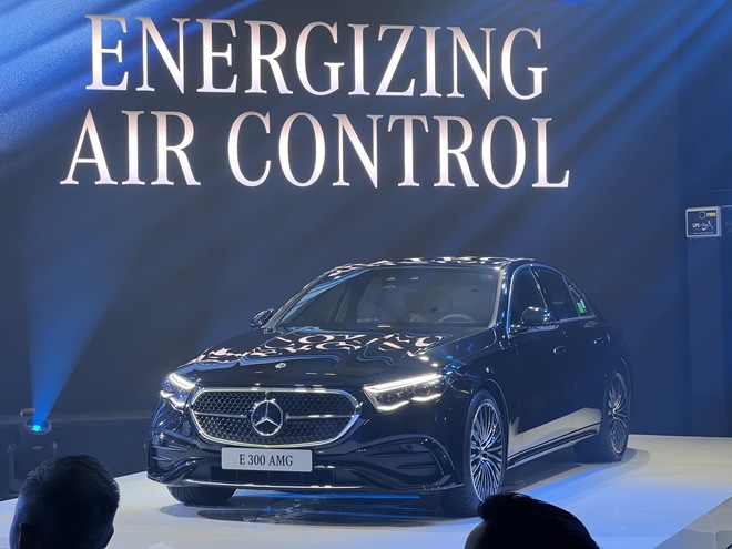 Mercedes-Benz E-Class 2025 chốt giá từ 2,449 tỷ đồng, điểm nhấn màn hình và ADAS - Ảnh 2.