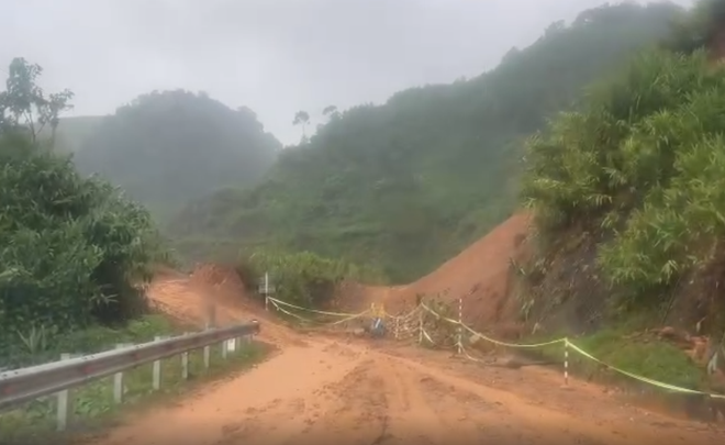 Đà Nẵng: Sạt lở đất gây tắc giao thông tuyến đường Trường Sơn Đông - Ảnh 4.