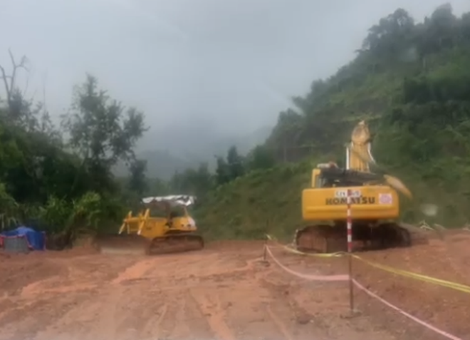Đà Nẵng: Sạt lở đất gây tắc giao thông tuyến đường Trường Sơn Đông - Ảnh 2.