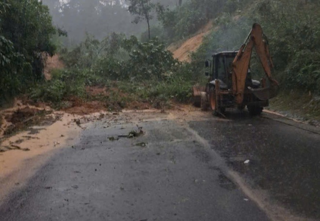 Sạt lở nghiêm trọng gây ách tâc giao thông tuyến đường Hồ Chí Minh qua Đà Nẵng và Quảng Ngãi- Ảnh 5. Sạt lở nghiêm trọng gây ách tâc giao thông tuyến đường Hồ Chí Minh qua Đà Nẵng và Quảng Ngãi- Ảnh 5.