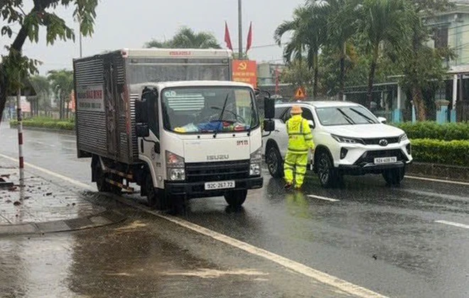 Sạt lở gây tắc tuyến đường đèo Lò Xo: CSGT Đà Nẵng bám tuyến, đảm bảo ATGT- Ảnh 7. Sạt lở gây tắc tuyến đường đèo Lò Xo: CSGT Đà Nẵng bám tuyến, đảm bảo ATGT- Ảnh 7.