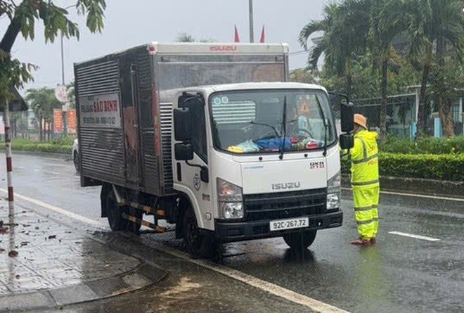 Sạt lở gây tắc tuyến đường đèo Lò Xo: CSGT Đà Nẵng bám tuyến, đảm bảo ATGT- Ảnh 6. Sạt lở gây tắc tuyến đường đèo Lò Xo: CSGT Đà Nẵng bám tuyến, đảm bảo ATGT- Ảnh 6.