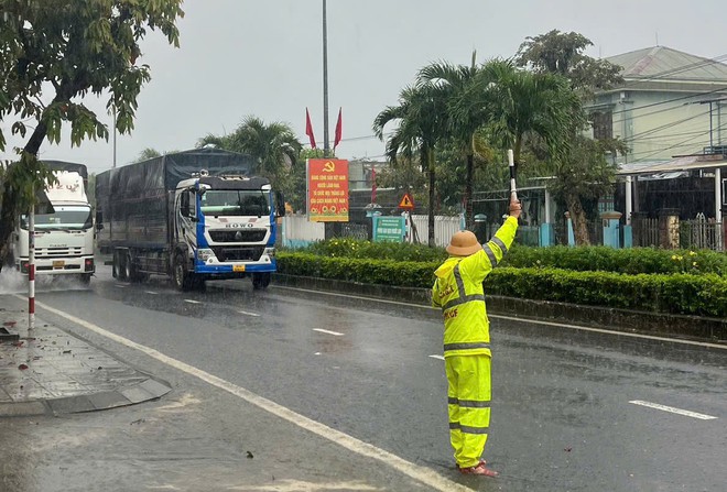 Sạt lở gây tắc tuyến đường đèo Lò Xo: CSGT Đà Nẵng bám tuyến, đảm bảo ATGT- Ảnh 5. Sạt lở gây tắc tuyến đường đèo Lò Xo: CSGT Đà Nẵng bám tuyến, đảm bảo ATGT- Ảnh 5.