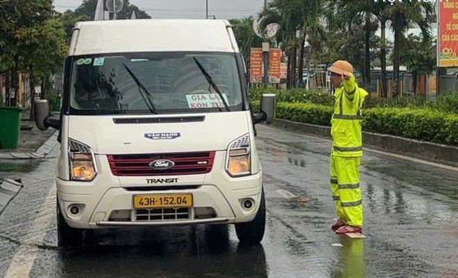 Sạt lở gây tắc tuyến đường đèo Lò Xo: CSGT Đà Nẵng bám tuyến, đảm bảo ATGT- Ảnh 8. Sạt lở gây tắc tuyến đường đèo Lò Xo: CSGT Đà Nẵng bám tuyến, đảm bảo ATGT- Ảnh 8.