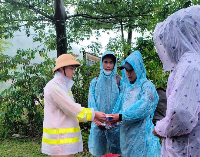 CSGT Đà Nẵng cắt rừng, lội bộ mang cơm "tiếp sức" người dân mắc kẹt trên đèo Lò Xo- Ảnh 2.