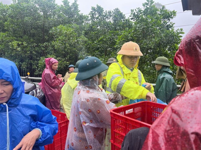 CSGT Đà Nẵng cắt rừng, lội bộ mang cơm "tiếp sức" người dân mắc kẹt trên đèo Lò Xo- Ảnh 5.