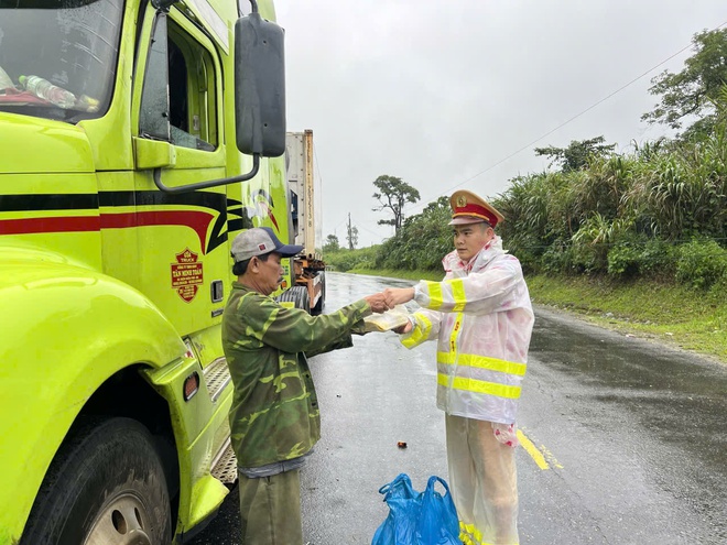 CSGT Đà Nẵng cắt rừng, lội bộ mang cơm "tiếp sức" người dân mắc kẹt trên đèo Lò Xo- Ảnh 4.