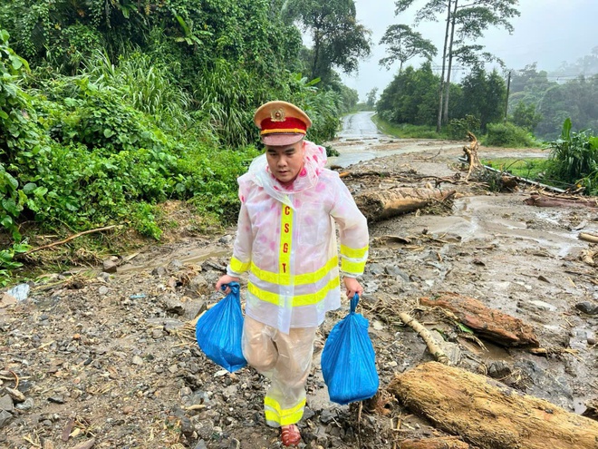 CSGT Đà Nẵng cắt rừng, lội bộ mang cơm "tiếp sức" người dân mắc kẹt trên đèo Lò Xo- Ảnh 6.
