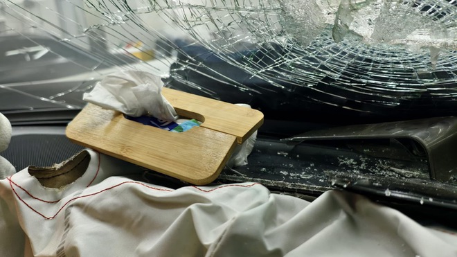 Để đồ vật trên táp-lô ô tô, nguy hiểm tiềm ẩn khi tai nạn - Ảnh 1.