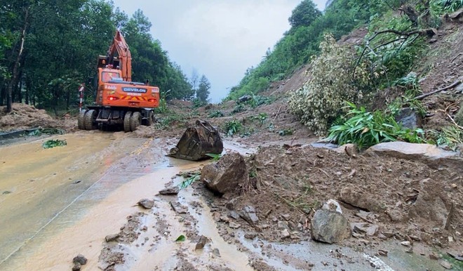 Đà Nẵng, Quảng Ngãi: Sạt lở, ngập lụt nhiều tuyến quốc lộ khiến giao thông tê liệt - Ảnh 8.