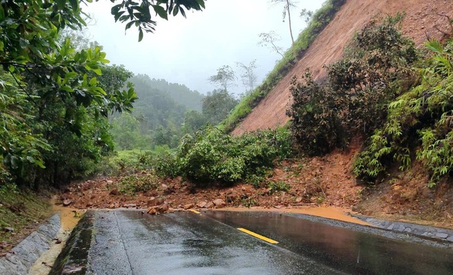 Đà Nẵng, Quảng Ngãi: Sạt lở, ngập lụt nhiều tuyến quốc lộ khiến giao thông tê liệt - Ảnh 6.