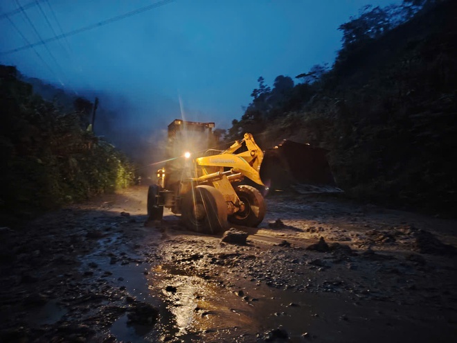 Khắc phục sạt lở tuyến đường đèo Lò Xo: Dốc toàn lực "đánh cao điểm" cuối cùng - Ảnh 7.