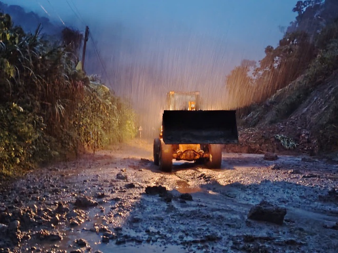 Khắc phục sạt lở tuyến đường đèo Lò Xo: Dốc toàn lực "đánh cao điểm" cuối cùng - Ảnh 6.