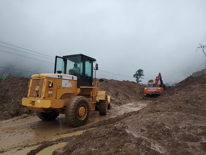 Khắc phục sạt lở tuyến đường đèo Lò Xo: Dốc toàn lực "đánh cao điểm" cuối cùng - Ảnh 2.