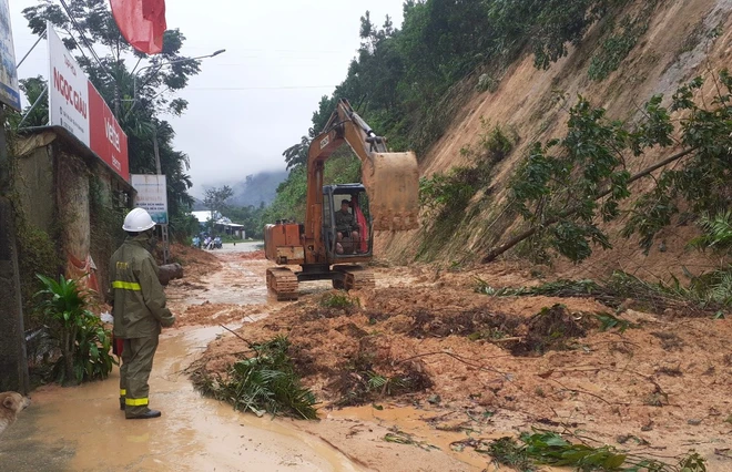 Đà Nẵng, Quảng Ngãi: Sạt lở, ngập lụt nhiều tuyến quốc lộ khiến giao thông tê liệt - Ảnh 3.