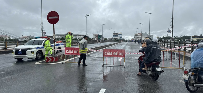 Quảng Ngãi: Nước lũ chạm dầm cầu Châu Ổ trên QL1, nguy cơ mất an toàn công trình - Ảnh 4.