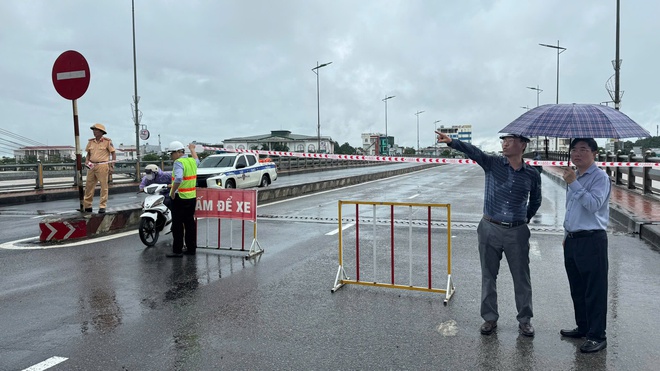 Quảng Ngãi: Nước lũ chạm dầm cầu Châu Ổ trên QL1, nguy cơ mất an toàn công trình - Ảnh 6.