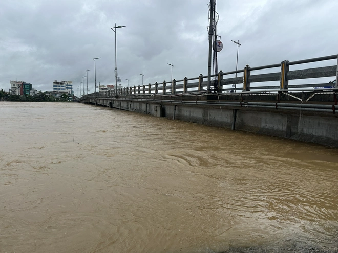 Quảng Ngãi: Nước lũ chạm dầm cầu Châu Ổ trên QL1, nguy cơ mất an toàn công trình - Ảnh 7.
