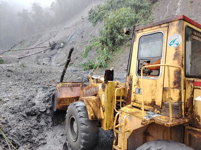 Khắc phục 36 điểm sạt lở tuyến đèo Lò Xo: Quyết tâm thông đường vào chiều 30/10- Ảnh 2.