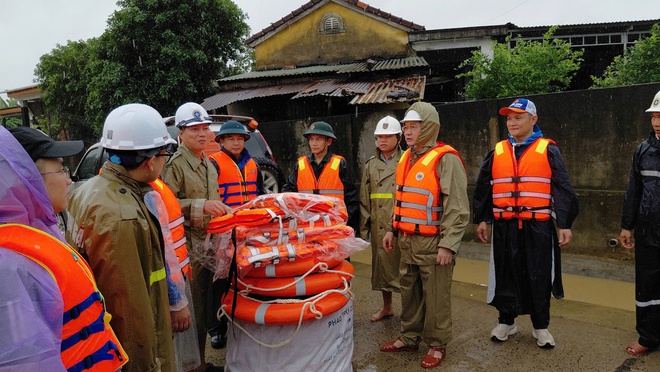 Lực lượng hàng hải hỗ trợ trang thiết bị và nhân lực ứng phó đợt mưa lũ tại Đà Nẵng - Ảnh 4.