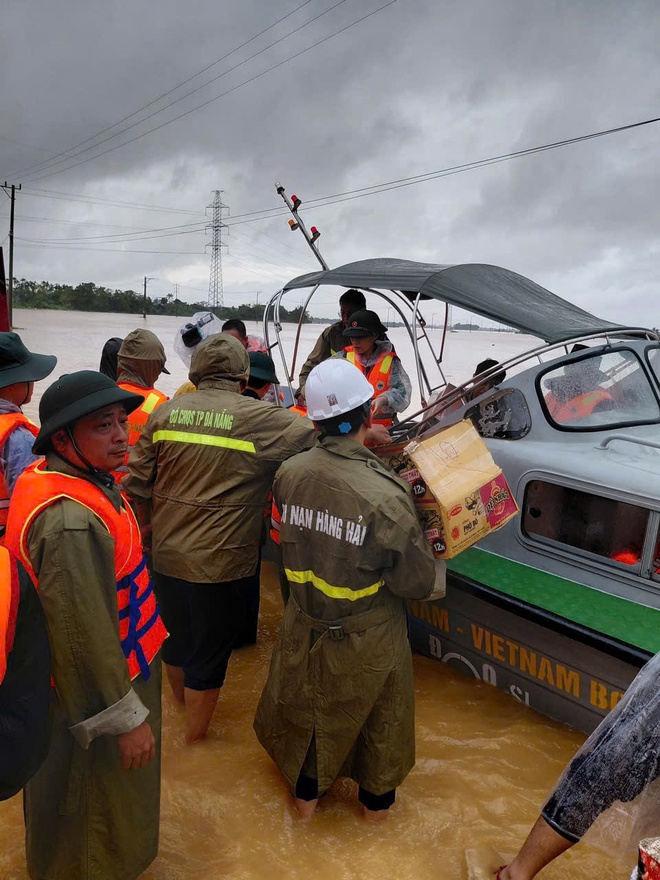 Lực lượng hàng hải hỗ trợ trang thiết bị và nhân lực ứng phó đợt mưa lũ tại Đà Nẵng - Ảnh 5.