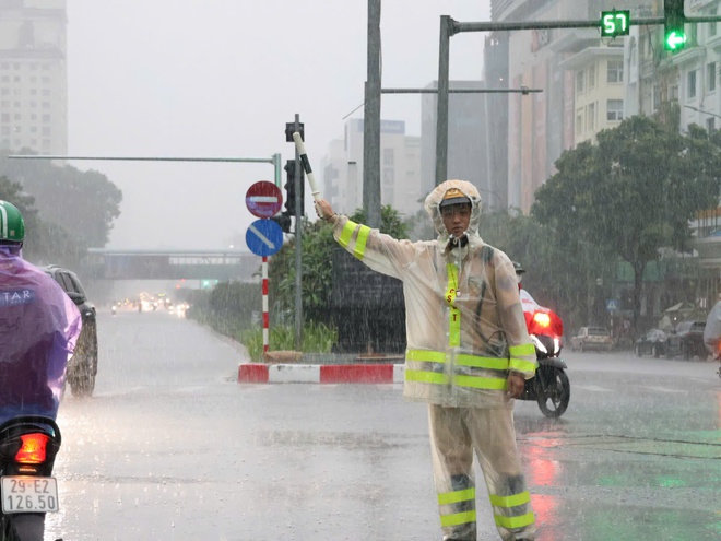 Hà Nội: Nhiều tuyến đường ngập sâu, giao thông ùn ứ- Ảnh 3.