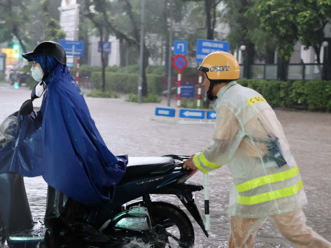 Hà Nội: Nhiều tuyến đường ngập sâu, giao thông ùn ứ- Ảnh 5.