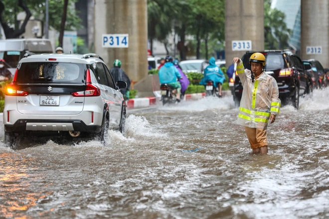 Hà Nội nhiều điểm ngập sâu, CSGT căng mình điều tiết giao thông - Ảnh 2.