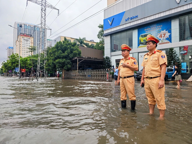 Hà Nội nhiều điểm ngập sâu, CSGT căng mình điều tiết giao thông - Ảnh 5.