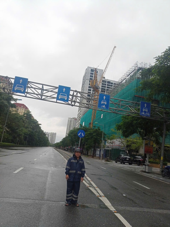 Hà Nội nhiều điểm ngập sâu, CSGT căng mình điều tiết giao thông - Ảnh 6.