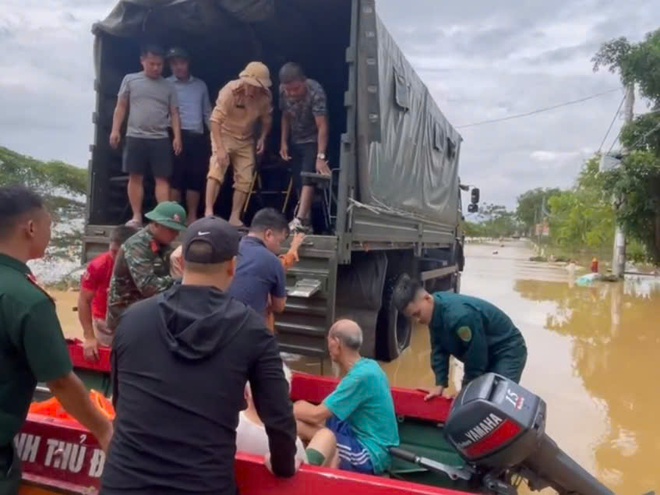 Video cảnh sát đường thuỷ Hà Nội phối hợp địa phương sơ tán người dân ra khỏi vùng ngập  trên sông Cầu - Ảnh 1.