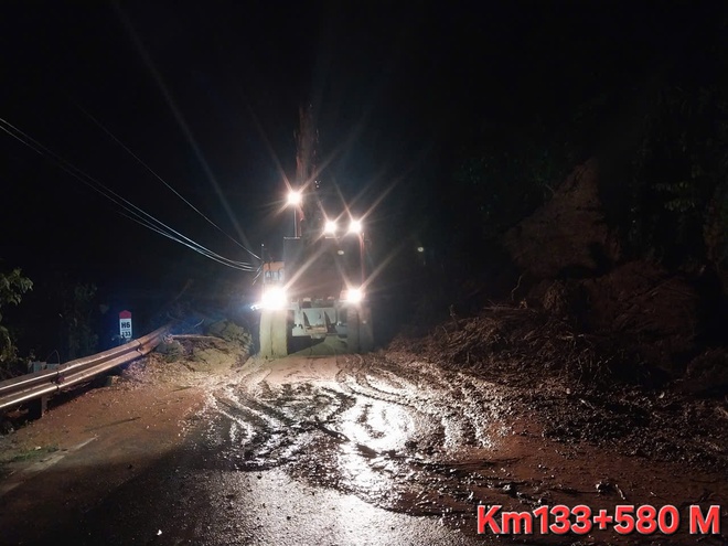 Nỗ lực thông đường sau bão - Ảnh 2.