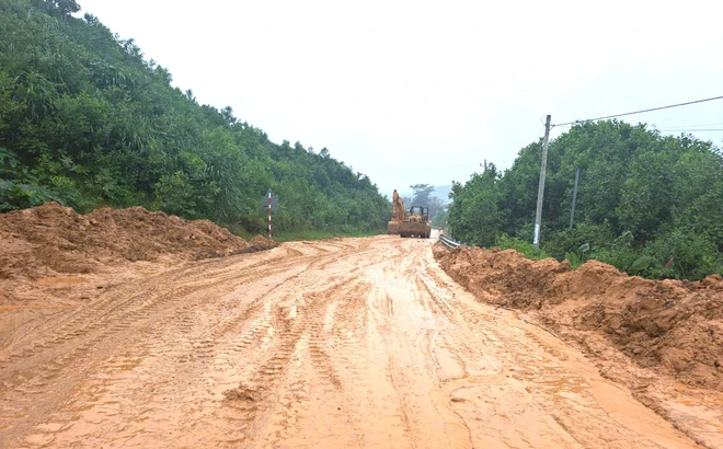 Thông tuyến nhiều vị trí trí sạt lở trên đường Trường Sơn Đông sau mưa lớn kéo dài - Ảnh 7.