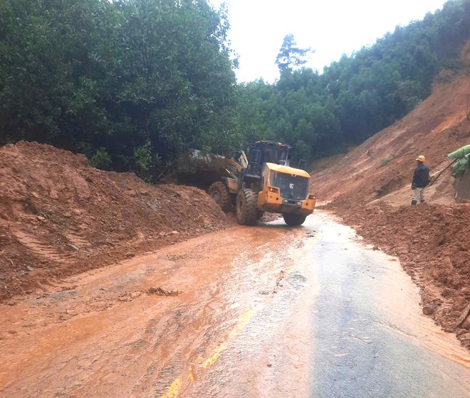 Thông tuyến nhiều vị trí trí sạt lở trên đường Trường Sơn Đông sau mưa lớn kéo dài - Ảnh 5.