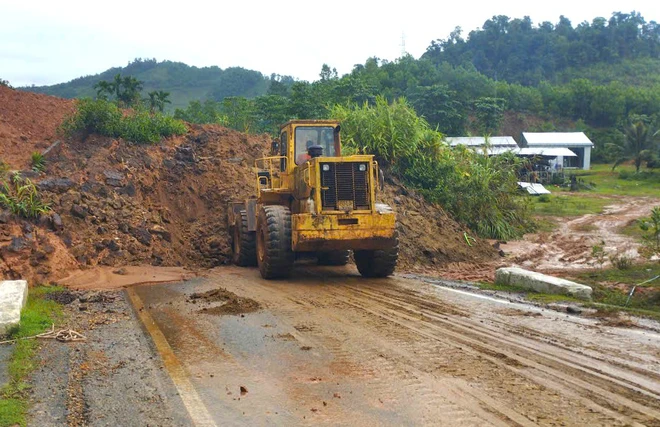 Thông tuyến nhiều vị trí trí sạt lở trên đường Trường Sơn Đông sau mưa lớn kéo dài - Ảnh 9.